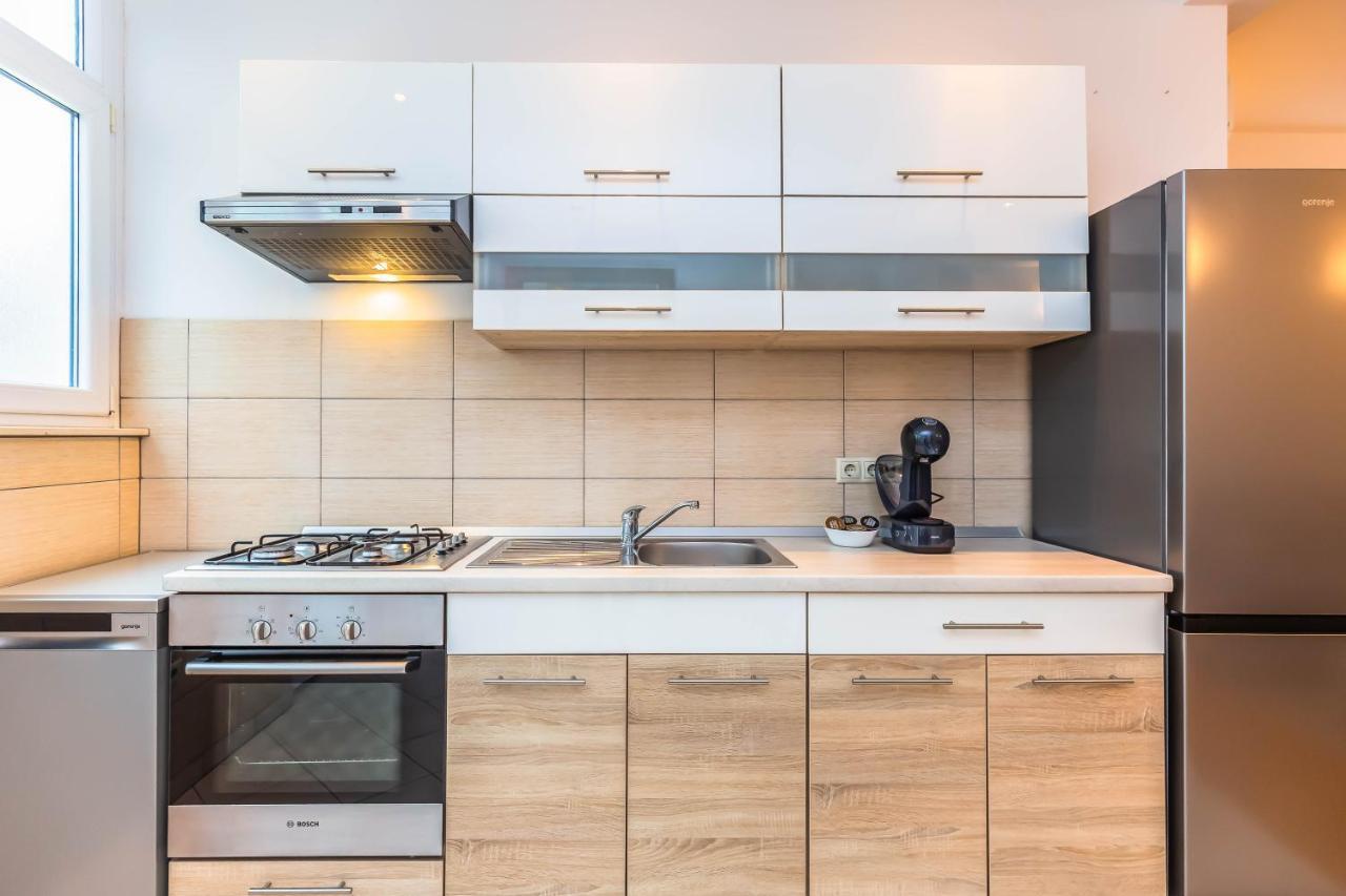 Beachfront Apartment Jesenice  Exterior foto